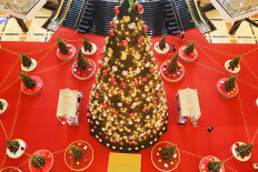 Visitors view Christmas tree decoration at the Taman Anggrek Shopping Mall in West Jakarta on Dec. 22. Several malls across the capital put up Christmas-themed decoration ahead of the holiday season. JP/Dhoni Setiawan