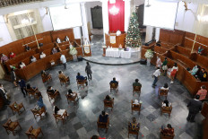 Christians attend a Christmas Eve&rsquo;s service at Immanuel Church in Jakarta on Dec. 24. The church only allowed 50 congregation members to attend the service and required them to adhere to the strict health protocol. JP/Dhoni Setiawan
