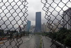 Wet New Year: Water inundates Jl. S. Parman in West Jakarta on Jan. 1. JP/ Dhoni Setiawan