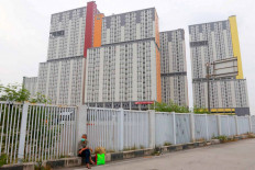 Pick me up: A COVID-19 patient waits for an ambulance to take him to the Kemayoran Athletes Village emergency COVID-19 hospital in Central Jakarta on Sept. 10. JP/Dhoni Setiawan