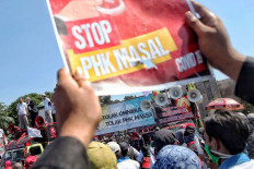 Against jobs law: Workers stage a rally in front of the House of Representatives in Central Jakarta on Aug.25. They expressed their opposition to the omnibus bill on job creation and called on the government to do more to prevent mass layoffs during the COVID-19 pandemic. JP/Seto Wardhana
