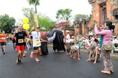 Local performers line along the marathon track, greeting the runners.