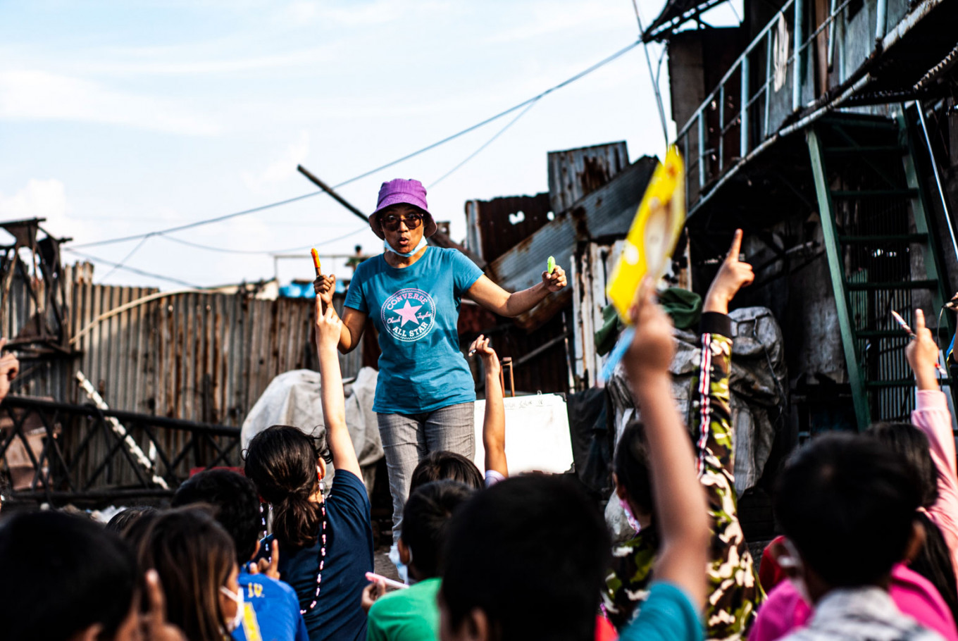 A mentor shares stories with children in a fun and simple way so that her students can easily absorb the new skills.