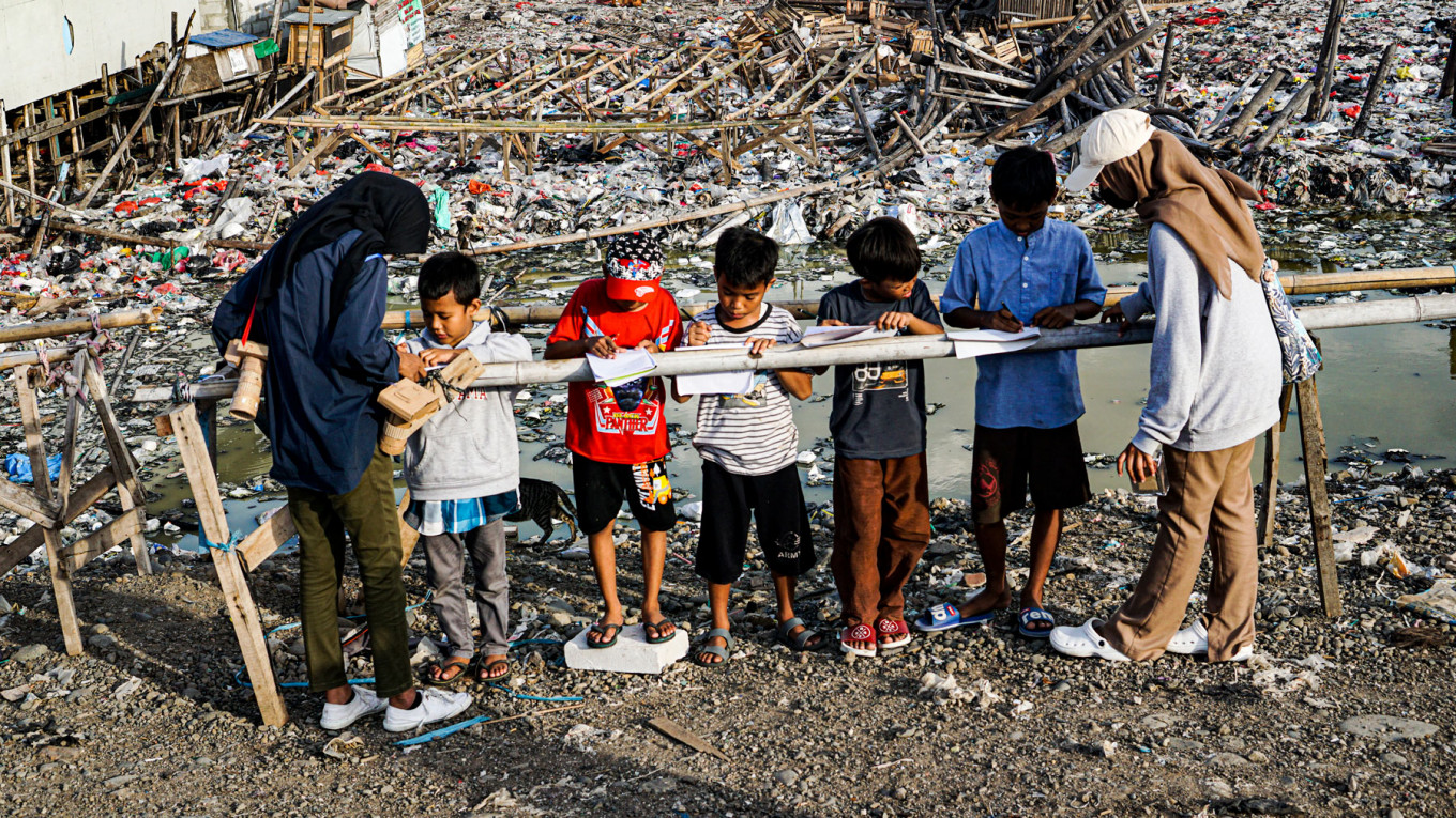 In one of Kelas Jurnalis Cilik’s activities, children take notes about information found in their village and later present it in front of their classmates.